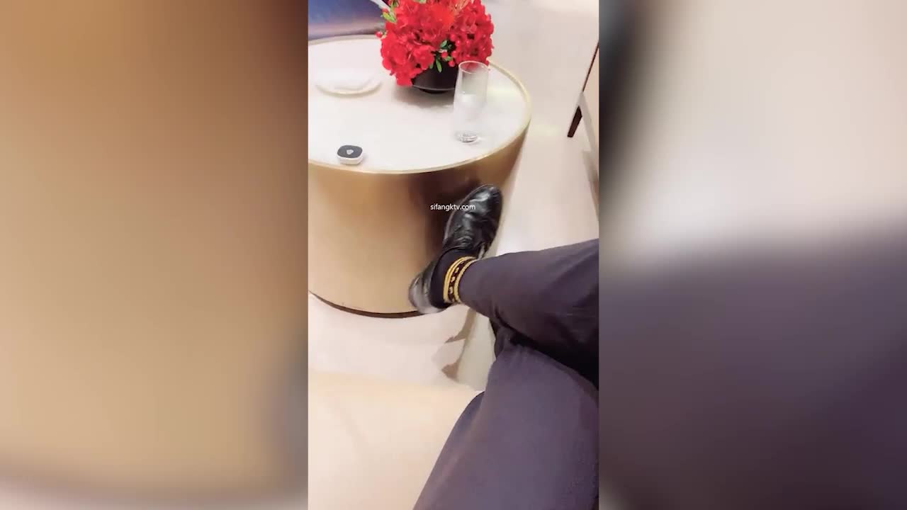 佛山院子售樓部經理光天化日潛規則售樓員小姐姐，無所事事沒有業務拉到衛生間打一炮解解壓 - AV大平台 - 中文字幕，成人影片，AV，國產，線上看