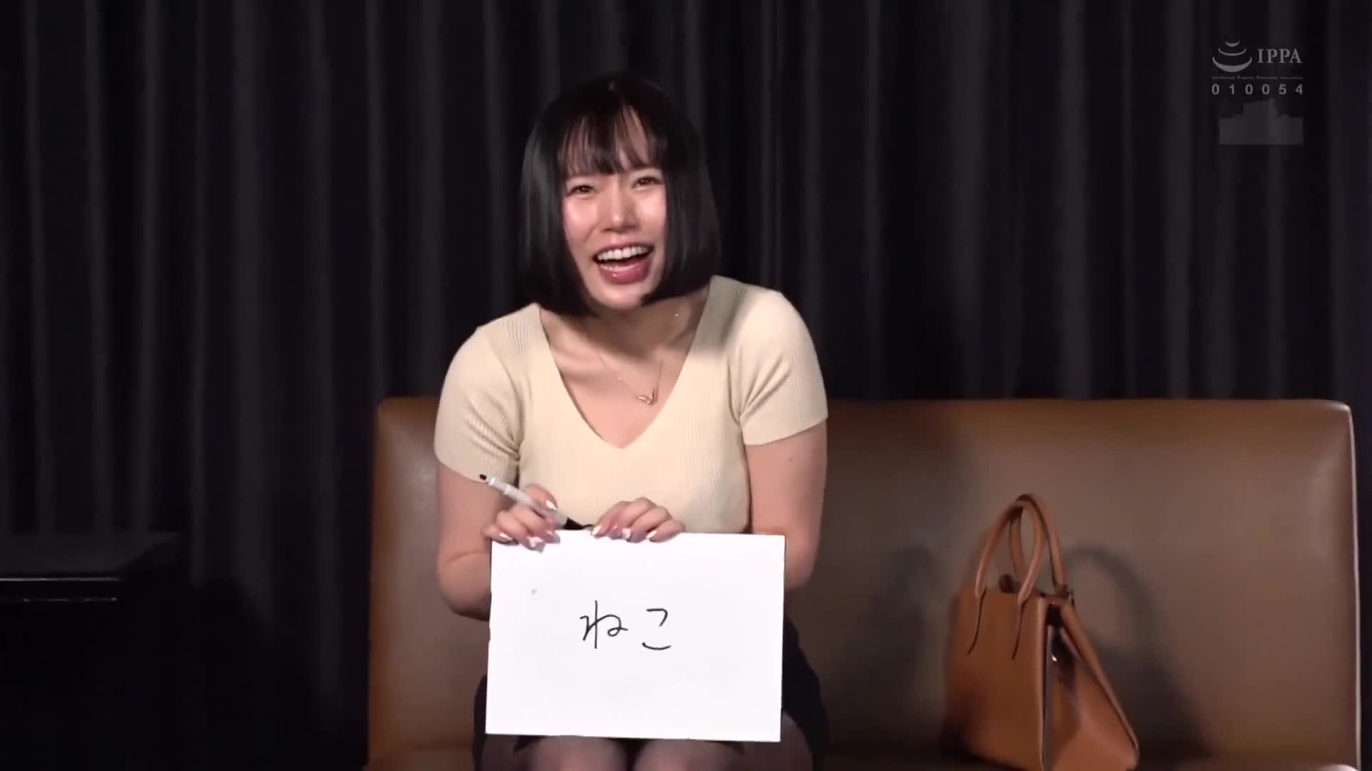 「殘酷的魔鏡遊戲輸了就要受到色情懲罰！清純的年輕妻子們即使在丈夫在旁也毫不在意地接受內射性愛，還有更多年輕妻子加入！第13集 - AV大平台 - 中文字幕，成人影片，AV，國產，線上看
