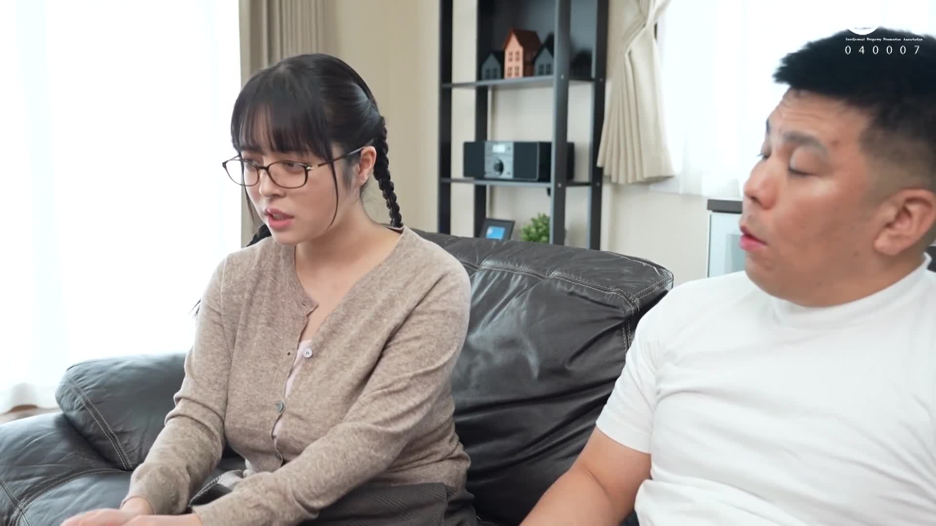 在我打工的地方，一個平凡的眼鏡女孩其實有著隱藏的豐滿胸部，對我有好感，而且還是個性感的女孩，這件事情讓我在夢中享受了胸部的樂趣！「羽月乃蒼」的胸部魅力，讓我心醉神迷！Box8 - AV大平台 - 中文字幕，成人影片，AV，國產，線上看
