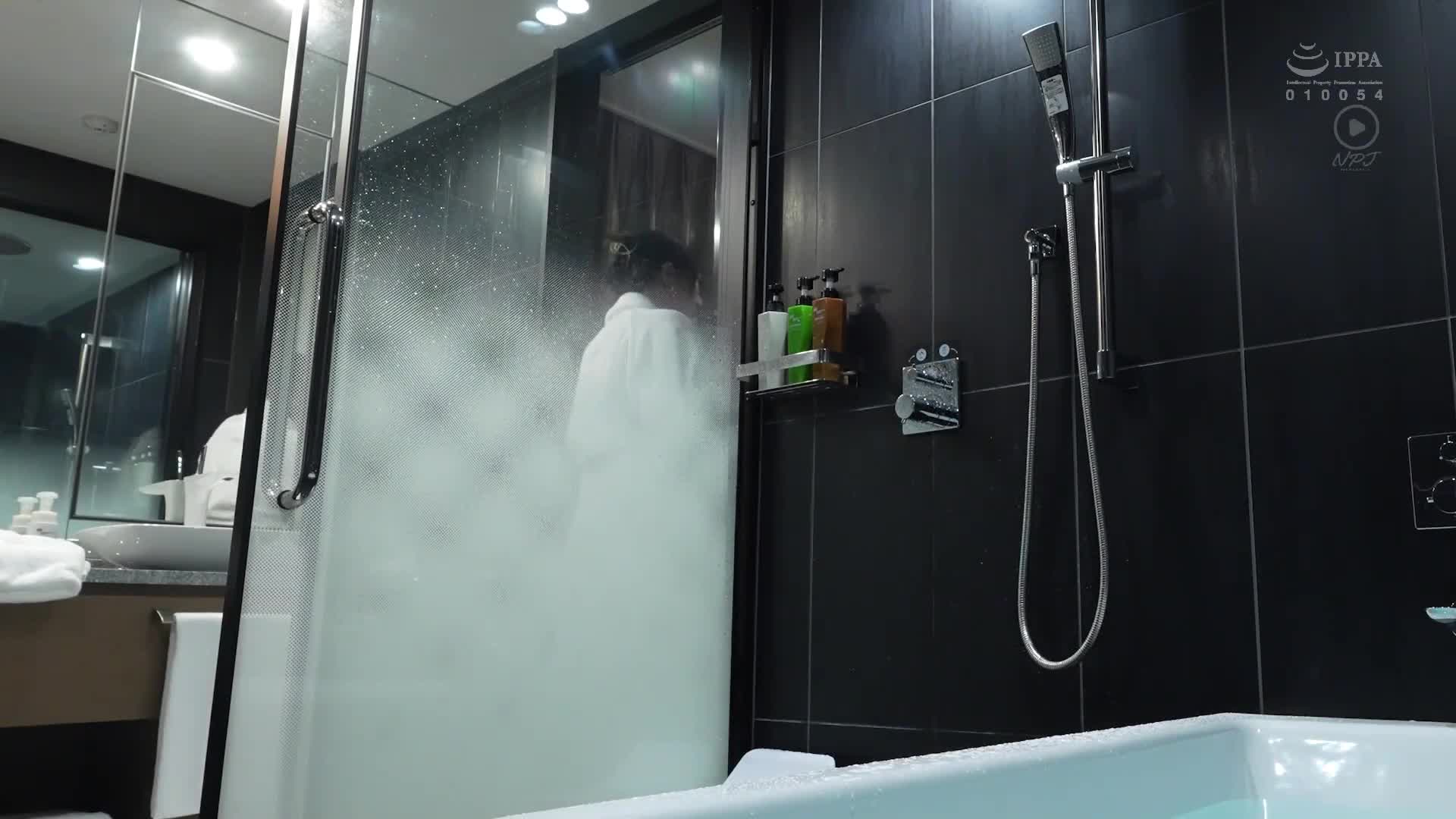 想要和某高級休閒室裡的第一美女上床，一起在高級餐廳用餐後，再在飯店套房裡喝酒，稍微醉醺醺地親熱過後，就在留宿期間內進行中出性愛。 - AV大平台 - 中文字幕，成人影片，AV，國產，線上看